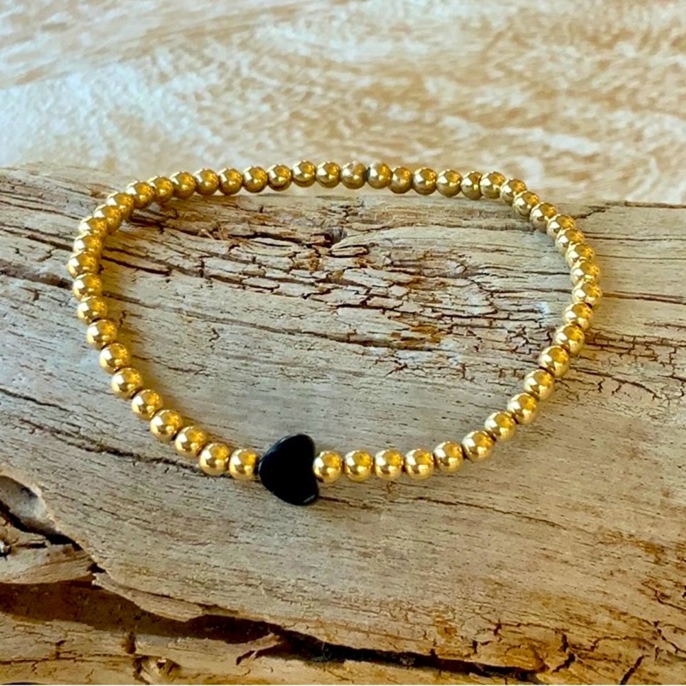 Heart 💘
Handmade 14k gold filled stretch onyx heart bracelet